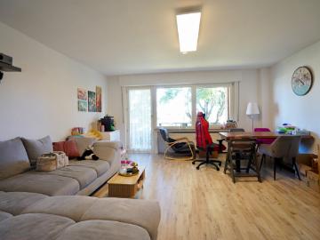 Attraktive 4 Zimmer Wohnung im 1. Obergeschoss mit Loggia und Garage