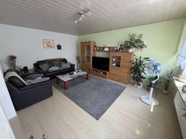 Attraktive 4 Zimmer Wohnung mit Balkon, 2 Stellplätze zu verkaufen