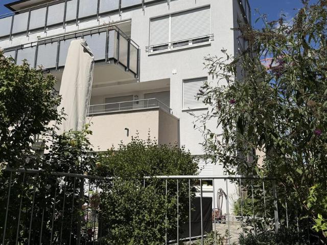Attraktive 4 Zimmer Wohnung mit großzügigem Süd /Ost Balkon und Tiefgaragen Stellplatz!