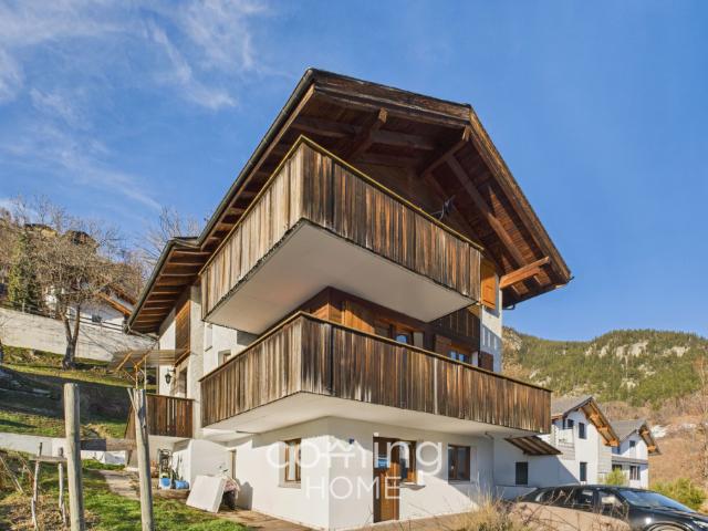 Wohnen und bauen in Mund 5.5 Zimmer Chalet mit Garten und vier W2 Bauparzellen