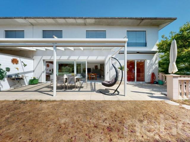 Attraktives 5.5 Zimmer Doppeleinfamilienhaus mit pflegeleichtem Garten