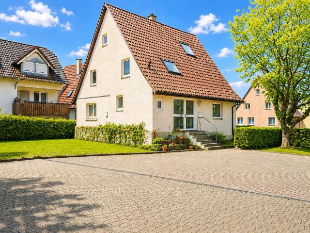 Attraktives, teilweise vermietetes Dreifamilienhaus mit vier Garagen in guter zentaler Wohnlage