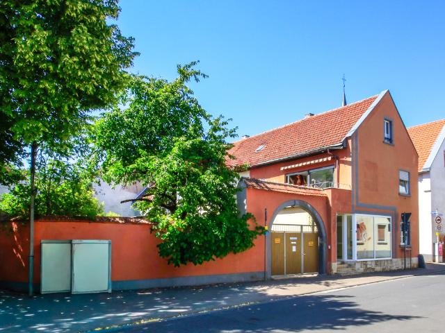 Attraktives Wohn und Geschäftshaus mit 2 Wohneinheiten, Gewerbeeinheit und 3 Garagen