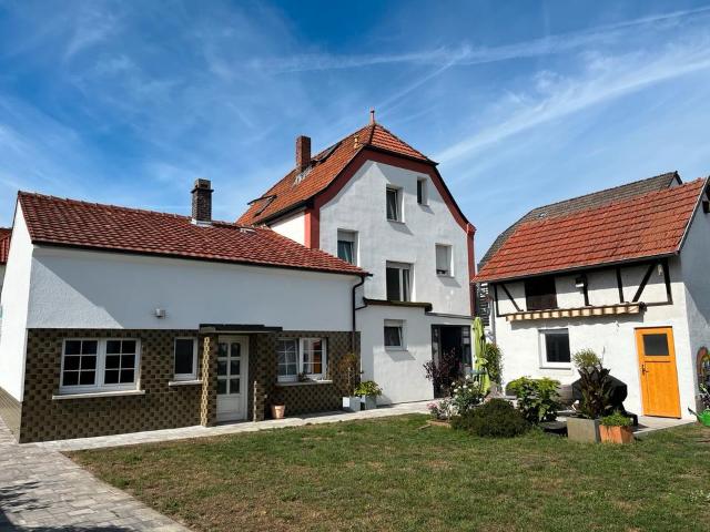 Attraktives Wohnhaus mit Garten und separaten Einheiten