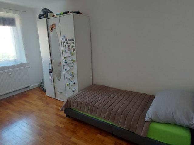 Attraktives Wohnumfeld und helle Atmosphäre im obersten Stockwerk: moderne 3 Zimmer Wohnung überzeugt mit großzügigen Räumen, viel Tageslicht und hohem Wohnkomfort!