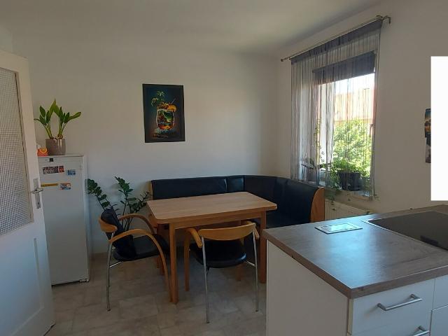 attraktives wohnumfeld und helle atmosphäre im obersten stockwerk: moderne 3 zimmer wohnung überzeugt mit großzügigen räumen, viel tageslicht und hohem wohnkomfort!
