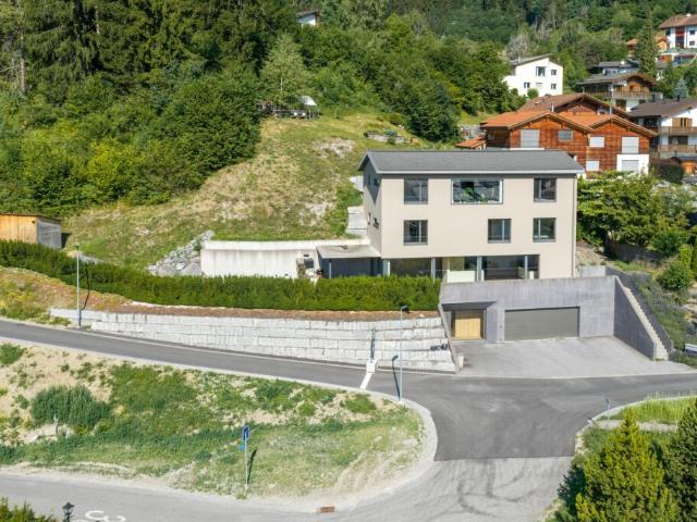 Attraktives Zweifamilienhaus mit 5.5 Zimmer Erstwohnung und 2.5 Zimmer Zweitwohnung zu verkaufen