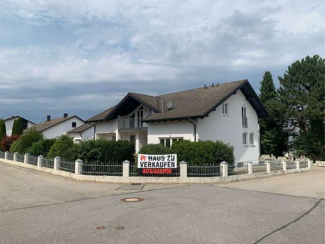 Attraktives Zweifamilienhaus mit Pool, Sauna und großzügigem Garten in ruhiger Lage