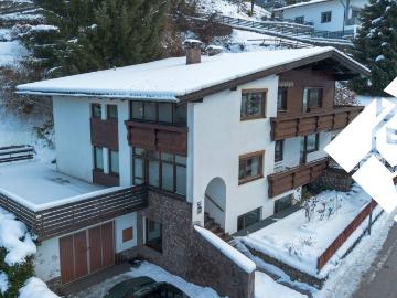Attraktives Zweifamilienhaus mit Potenzial in begehrter Lage zu kaufen