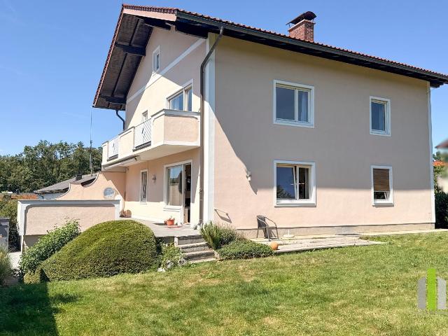 Attraktives Zweifamilienhaus in Elixhausen