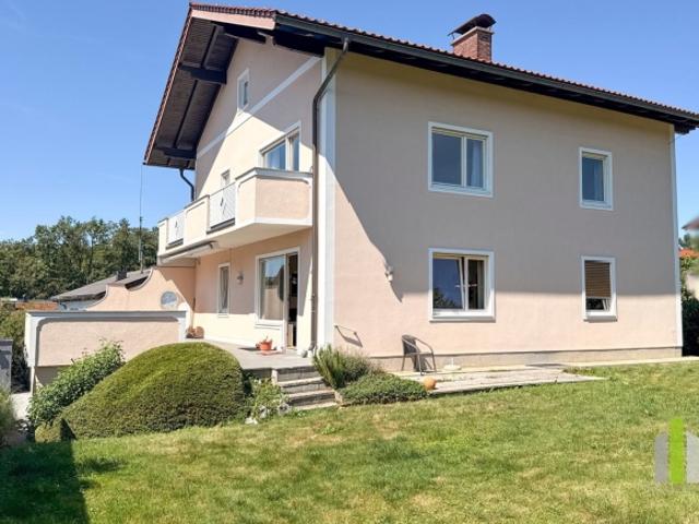Attraktives Zweifamilienhaus in Elixhausen