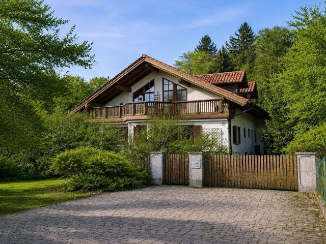 Attraktives Zweifamilienhaus in ruhiger Lage in Tutzing Kampberg