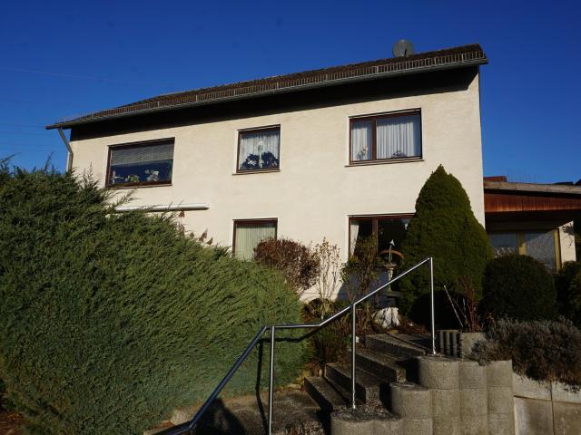 Attraktives Zweifamilienhaus in ruhiger, naturnaher Lage. Keine Käuferprovision!