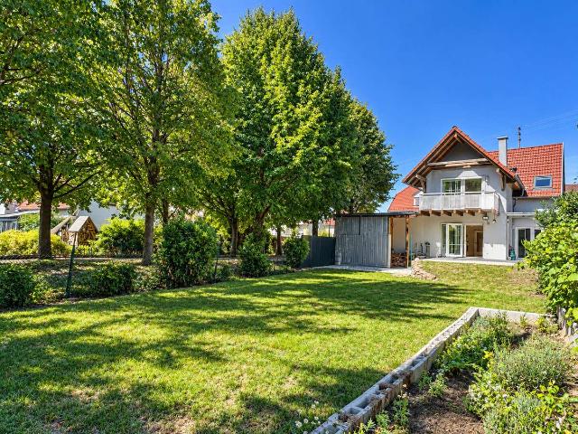 Attraktives Zuhause mit großem Garten, sonnige Terrasse und idyllische Lage direkt an der Kirche
