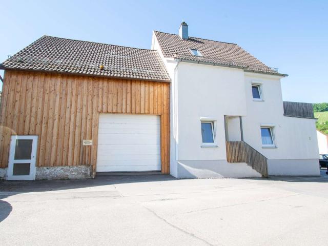 Saniertes Einfamilienhaus plus vielseitig nutzbare Lager /Werkstatthalle!