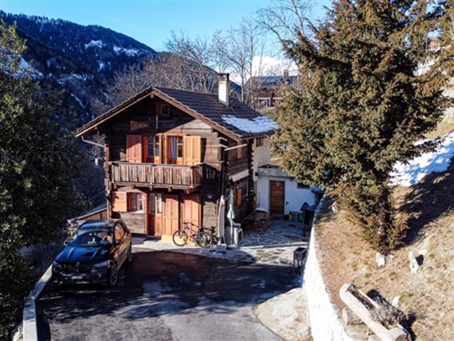 Attraktives Chalet mit atemberaubendem Blick auf das Dorf und die Berge
