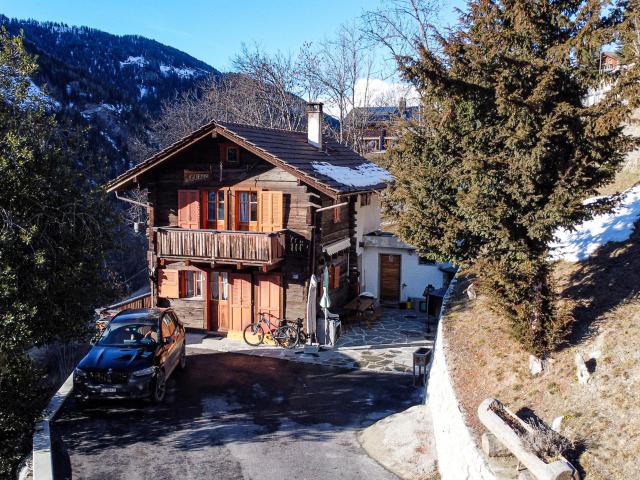Attraktives Chalet mit atemberaubendem Blick auf das Dorf und die Berge