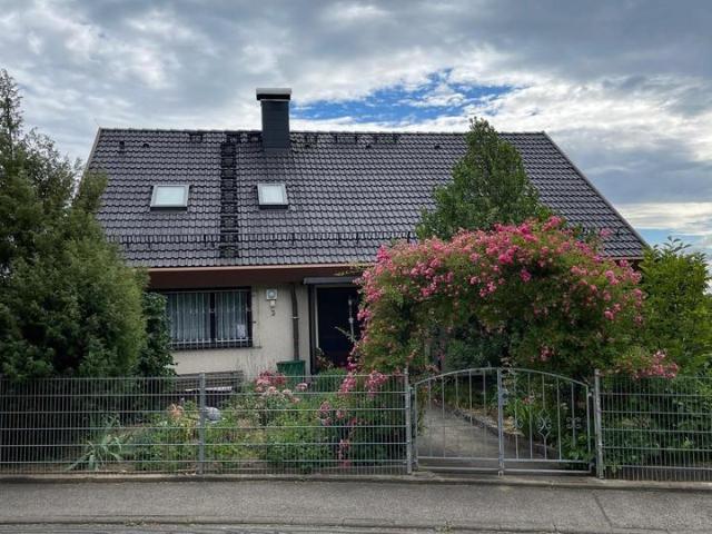 Attraktives Ein bis Zweifamilienhaus in Dunnigen