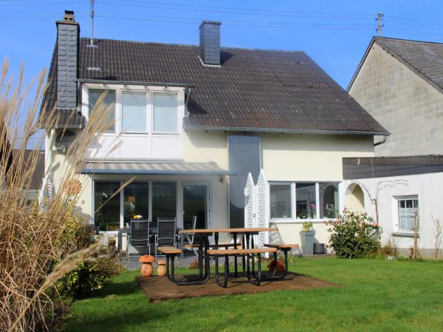 Attraktives Ein /Zweifamilienhaus mit Garten in toller Wohnlage