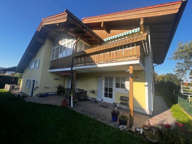 Attraktives Ein Zweifamilienhaus mit Einliegerappartement in ruhiger, sonniger Dorflage von Piding mit herrlichem Bergblick! Das Haus ist kurzfristig beziehbar!