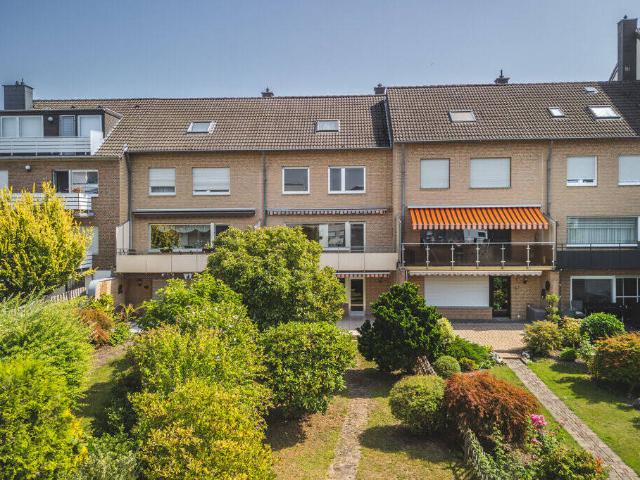 Attraktives Einfamilienhaus für die Familie! Sonniges Grundstück mit schönem Garten, Doppelgarage und zusätzlicher Ausbaureserve im Dachgescho