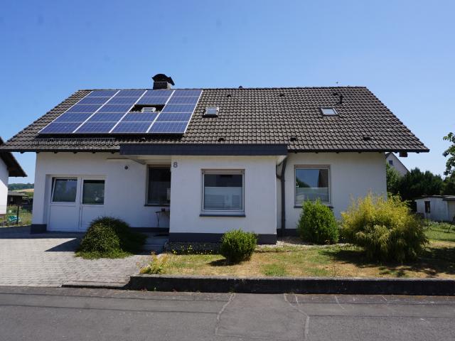 Attraktives Einfamilienhaus in zentraler, ruhiger Lage von Felsberg. Keine Käuferprovision!