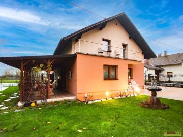 Attraktives Einfamilienhaus mit Terrasse, Balkon & Pool in Altheim