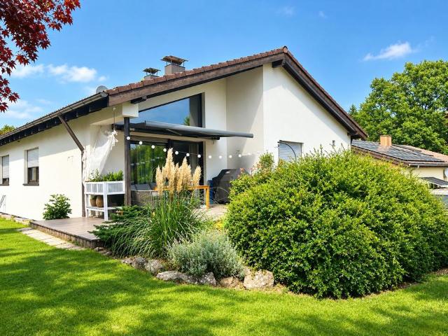 Attraktives, freistehendes Einfamilienhaus mit Einliegerwohnung