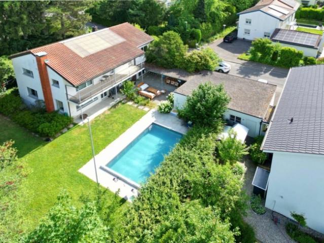 Attraktives Haus auf dem schönen Bruderholz / 7 Zimmer mit Pool und Doppelgarage