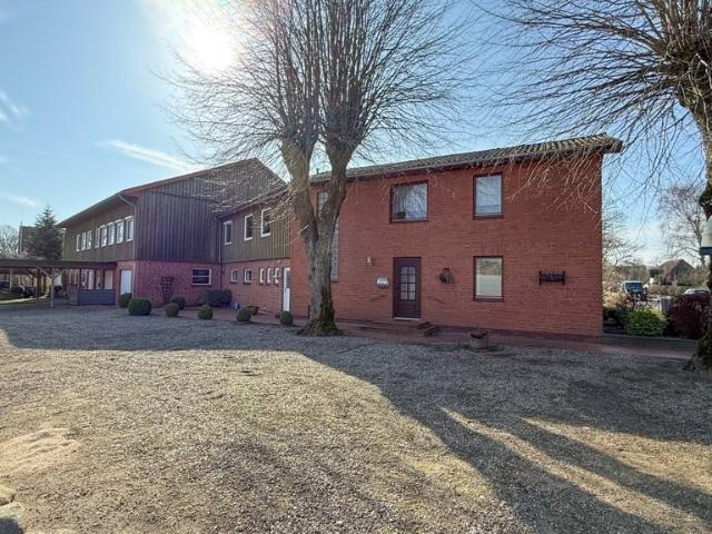 Attraktives Immobilien Ensemble mit drei Reihenhäusern in Hüllerup