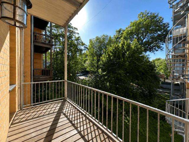 Attraktives Immobilieninvestment: 4 Zimmer Wohnung, Balkon und Aufzug in Schloßchemnitz