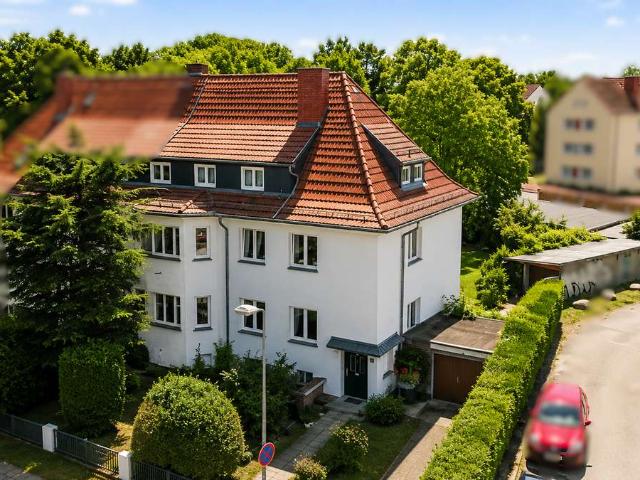 Attraktives Mehrfamilienhaus mit 3 Wohnungen, 8 Garagen, Süd West Grundstück in Top Lage!