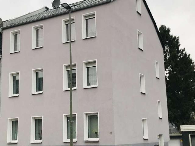 Attraktives Mehrfamilienhaus mit 3 Wohneinheiten, 4 Garagen & großem Potenzial