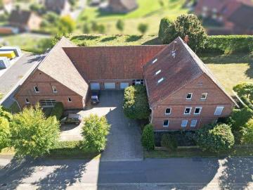 Attraktives Mehrfamilienhaus mit Gewerbeflächen und nachhaltigem Energiekonzept