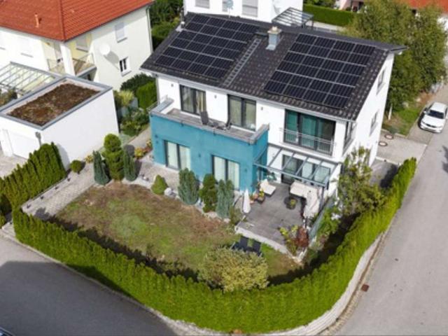 Attraktives, modernes Einfamilienhaus mit Einliegerwohnung und PV Anlage in Bestlage von Deggendorf
