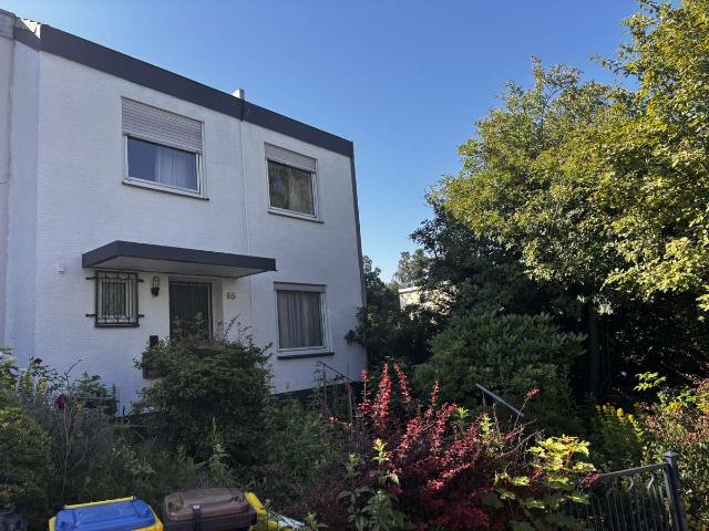 Attraktives Reihenendhaus mit 150 m² Wohnfläche und zwei Garagen in begehrter Lage