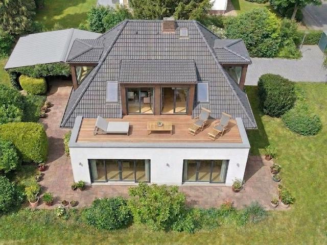 Attraktives Sanierungskonzept: Einfamilienhaus in besonderer Lage Volksdorf mit großem Grundstück