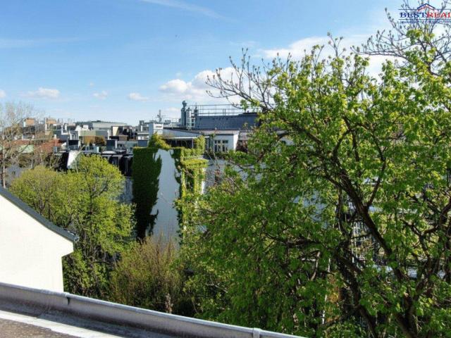 Schicker Rohdachboden mit Einreichplanung Nahe Palais Schönborn