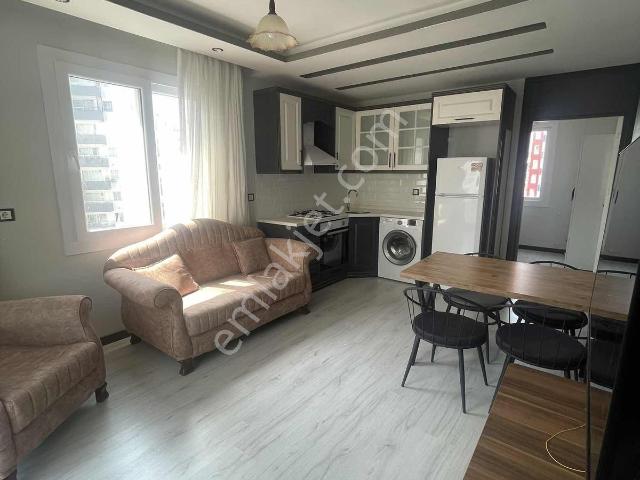 Atü~civarı~1+1~full~eşyalı~site~içerisi~geniş~oturum~cadde~üzeri
