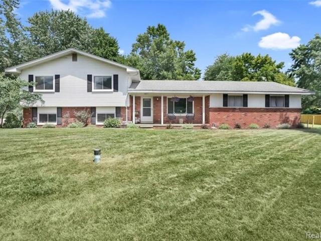 Atwood Dr, Green Oak Township, Home For Sale