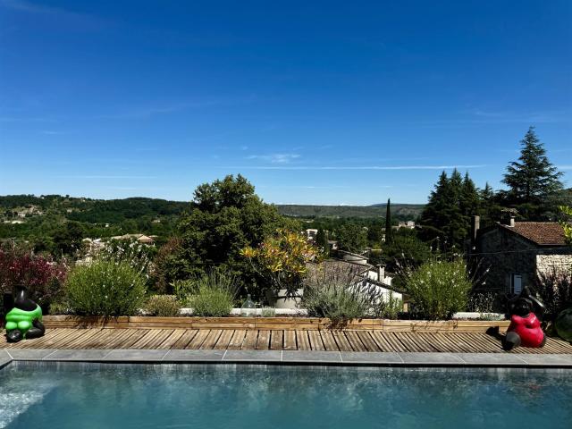 Atypique Plain pied Contemporain avec Terrasses, Piscine et. 102m² Joyeuse