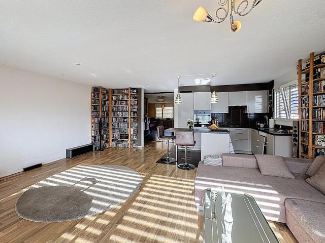 Atypische Wohnung mit großen Wohnräumen und viel Charme