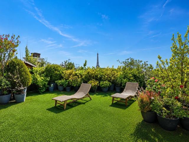 Au 10e et dernier étage d'un immeuble sécurisé, ce penthouse. 170m² Paris 16ème