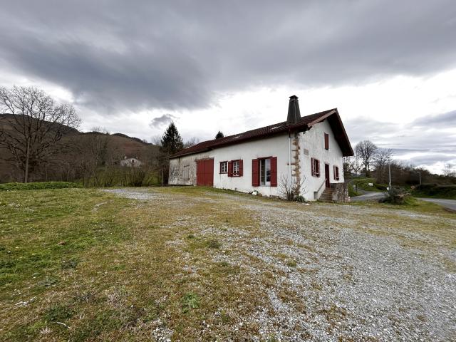 Au village d'Ainhoa, spacieuse maison basque à vendre