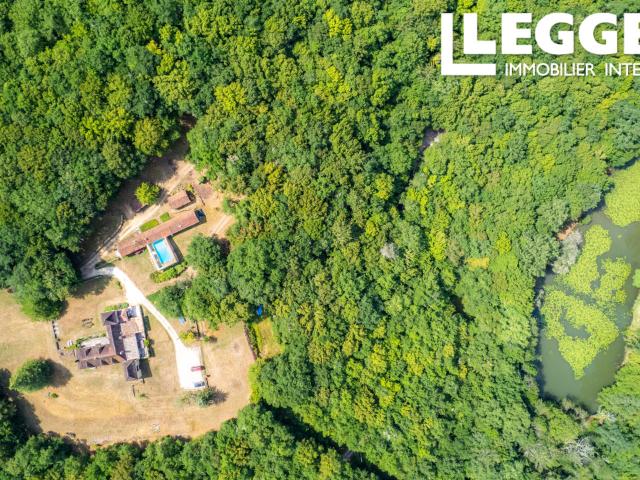Au bout d'un chemin privé, un domaine de 22 hectares aux Eyzies