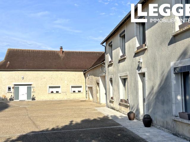 Au bout d'un chemin, une impressionnante propriété avec sa piscine et ses 3 hectares de parc