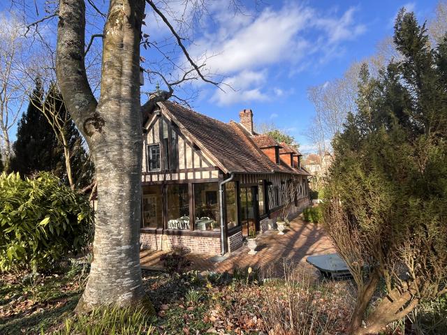 Au cœur du bocage normand, blottie au bout d’un chemin calme et préservé, la Villa Blanche est une ancienne