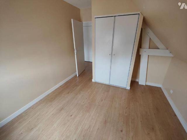 Au c?ur du centre bourg de Saint ERBLON, bel appartement T3 51m² carrez / 62m² au sol, situé.