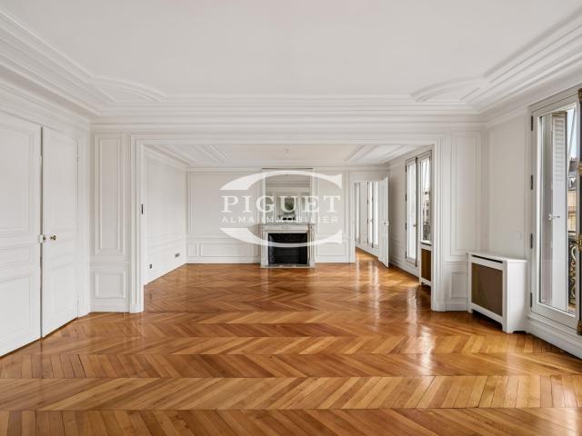 AU CŒUR DU TRIANGLE D’OR – AVENUE GEORGE V – VUE TOUR EIFFELCatherine PiguetAlma Immobilier