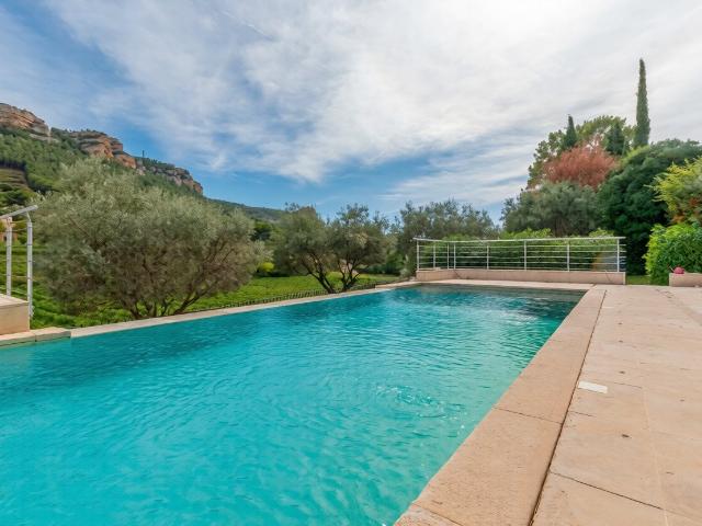 Au cœur du vignoble cassidain, entourée de domaines viticole. 245m² Cassis